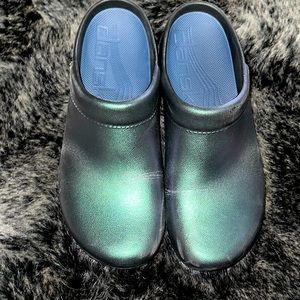 Dansko women’s clogs size 39 teal metallic EUC